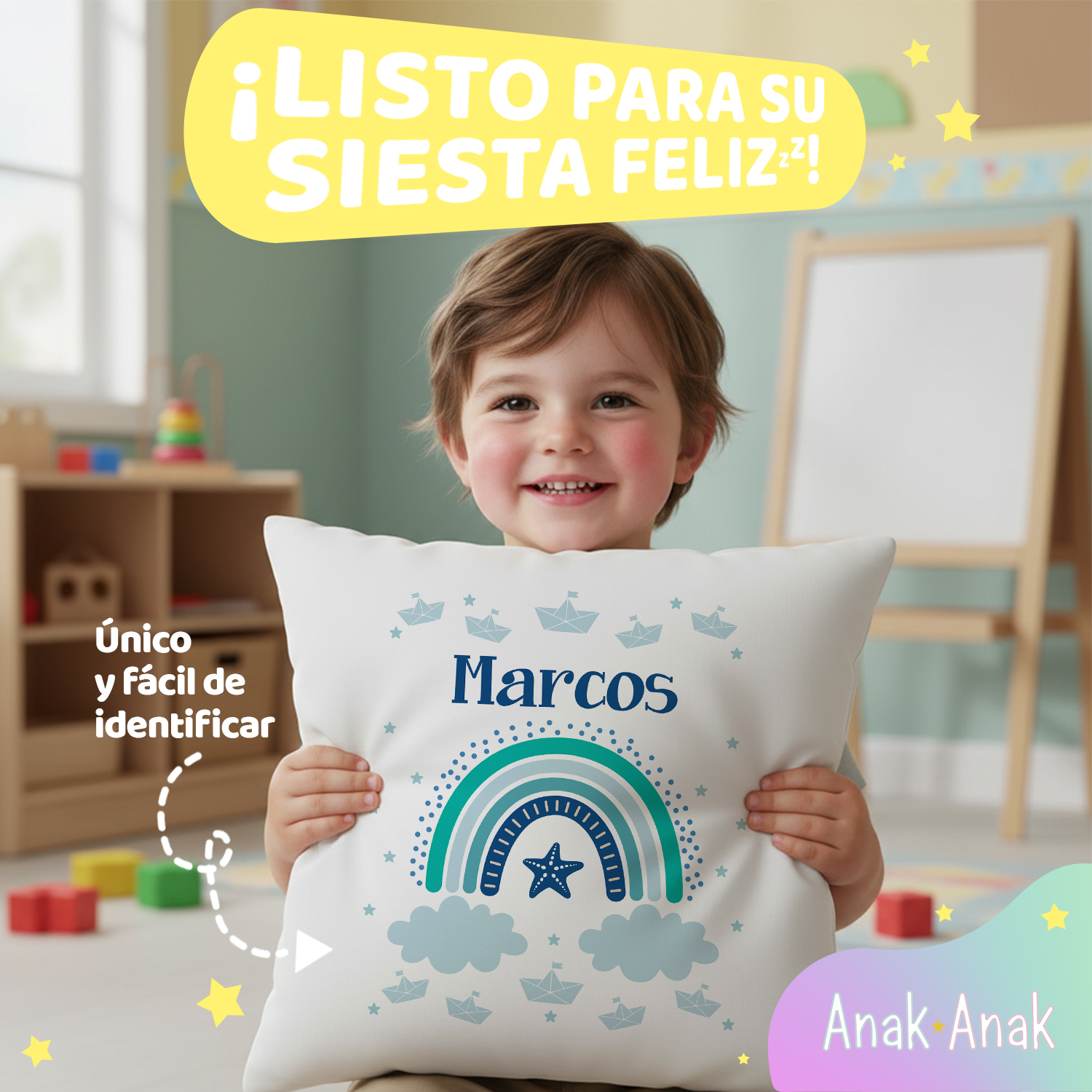 nino-disfrutando-de-su-cojin-infantil-personalizado-arcoiris-azul