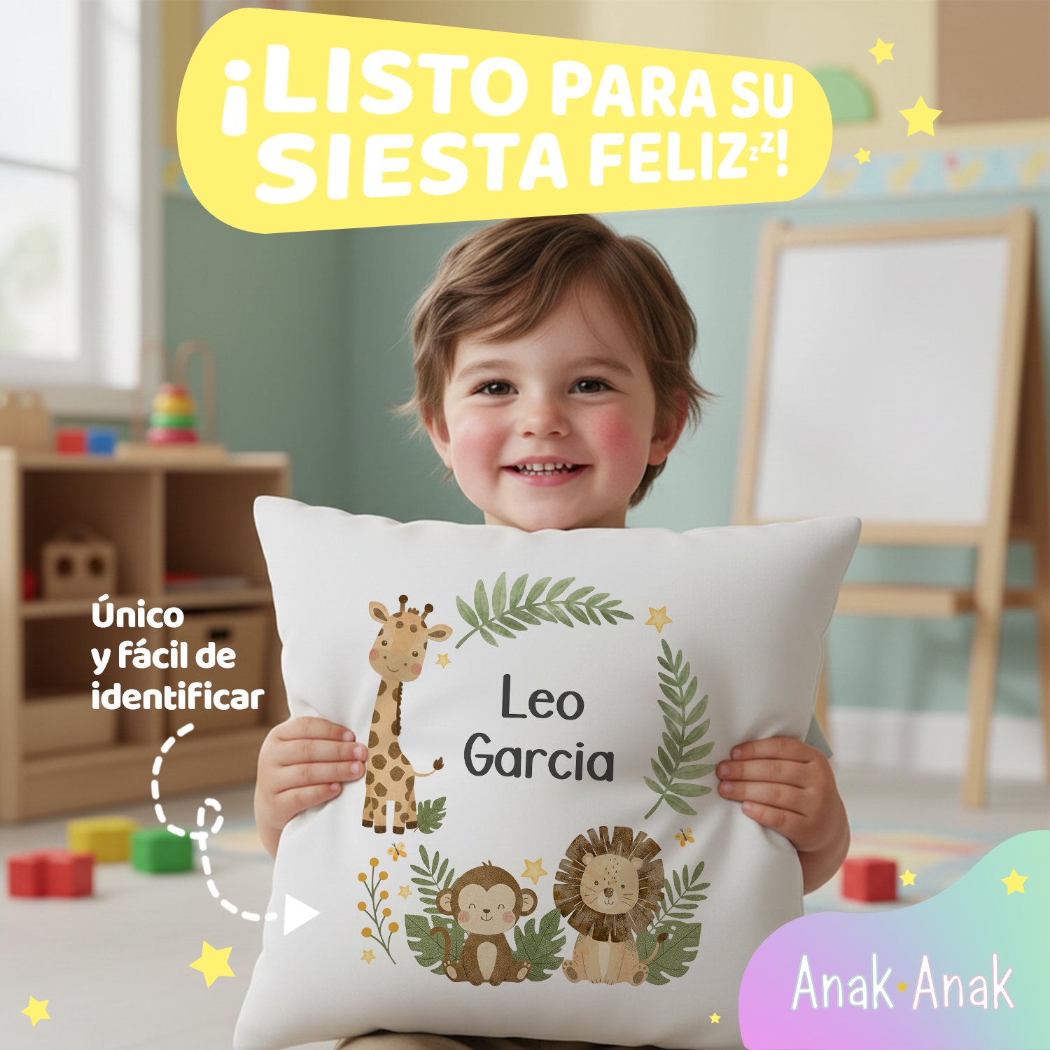 Nino-disfrutando-Cojin-infantil-personalizado-animales-selva-con-nombre