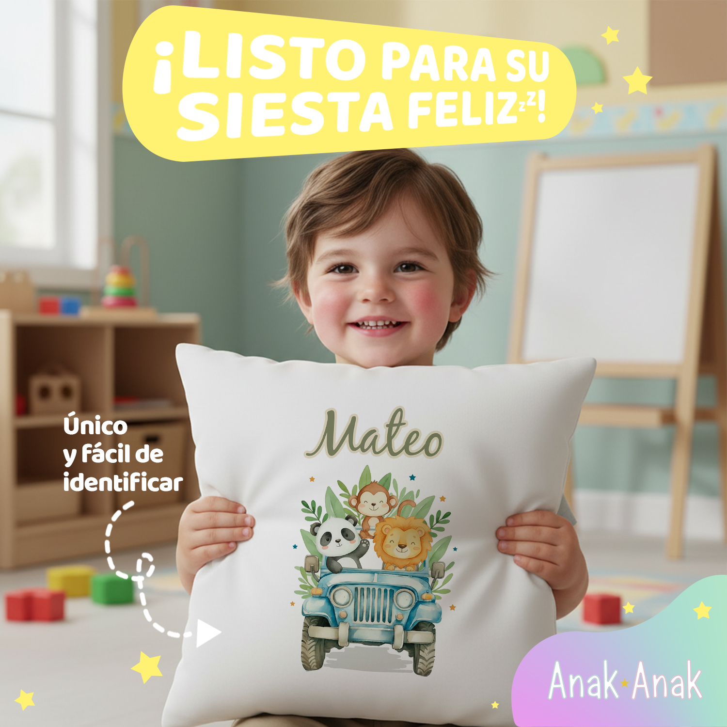 Pequeno-disfrutando-de-Cojin-infantil-personalizado-safari-aventura-con-nombre