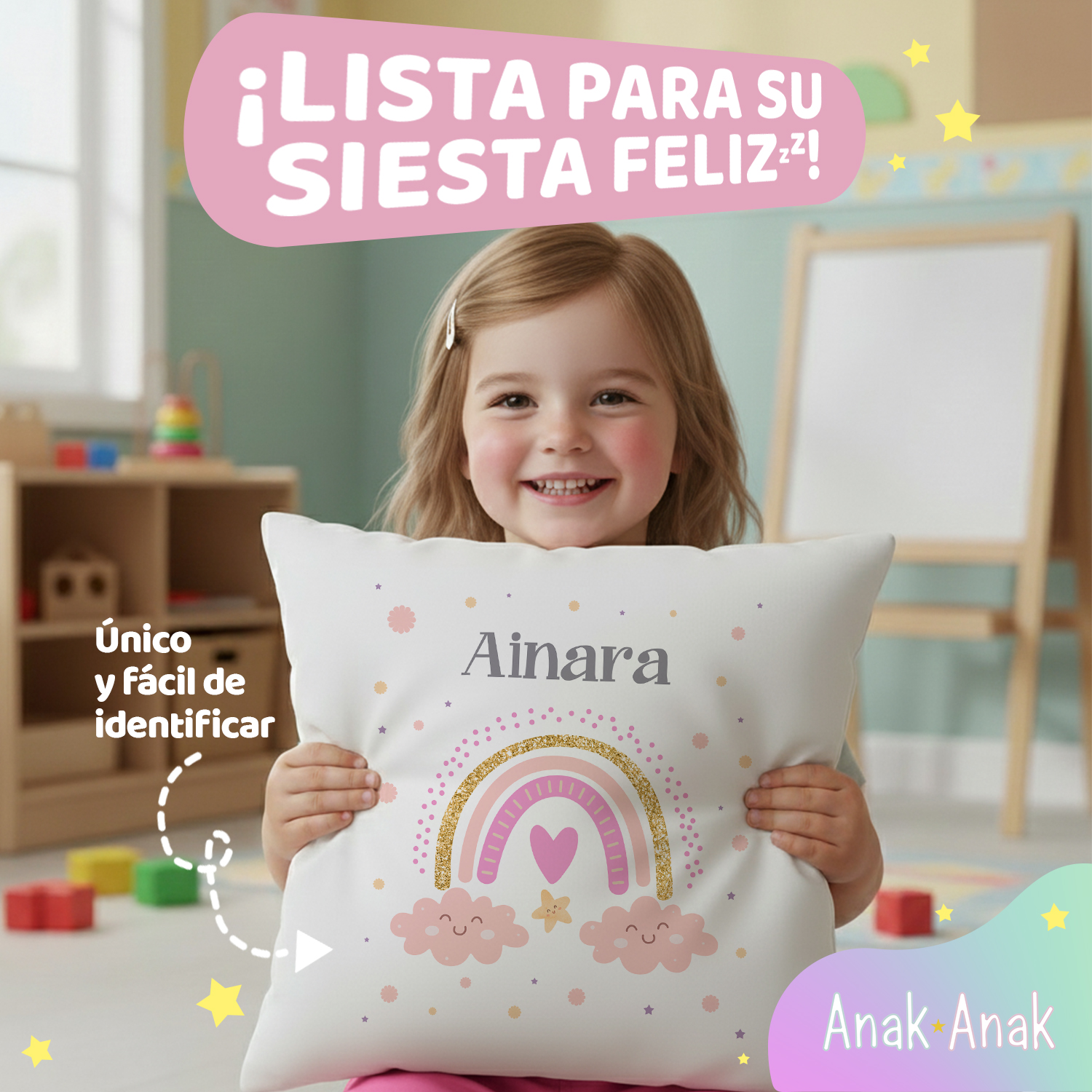 nina-disfrutando-su-Cojin-personalizado-arcoiris-rosa-con-nombre